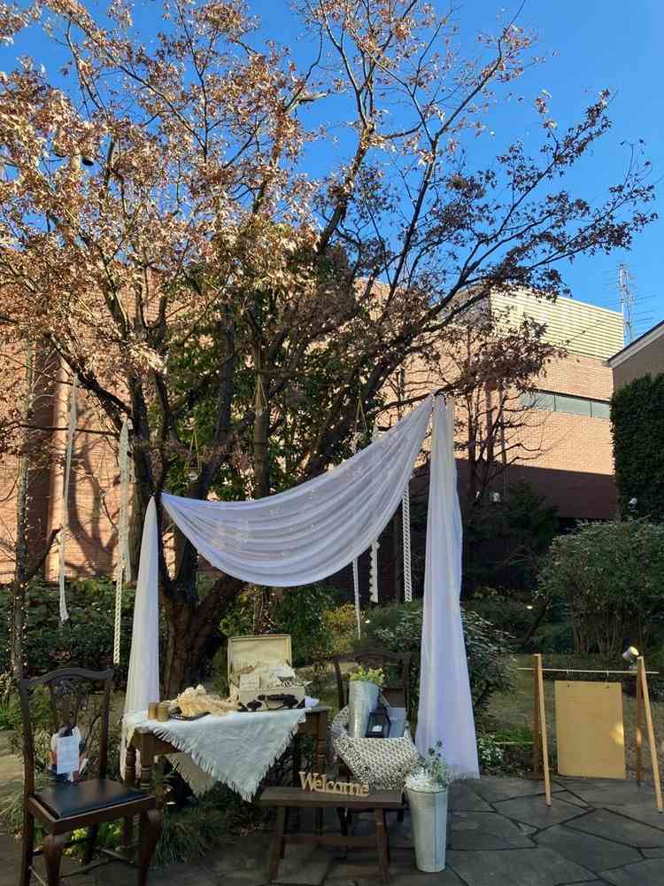 挙式会場前の広場。そこまで広くなく座るところは少ないですが、60名なら全員写真は撮れそうでした。