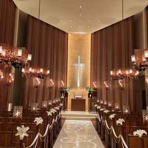 チャペルは生花と一部本物の蝋燭を使用されていて、温かみがありました。