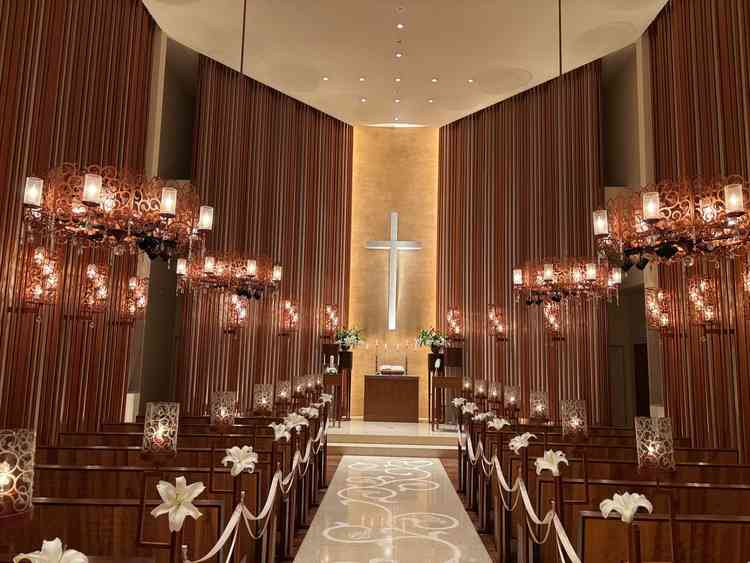 チャペルは生花と一部本物の蝋燭を使用されていて、温かみがありました。