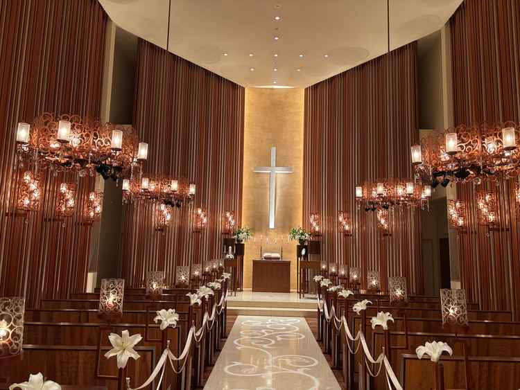 チャペルは生花と一部本物の蝋燭を使用されていて、温かみがありました。