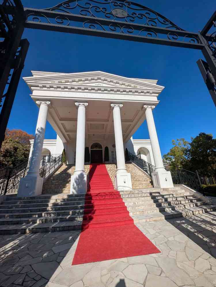 チャペルから出た際の、大階段。