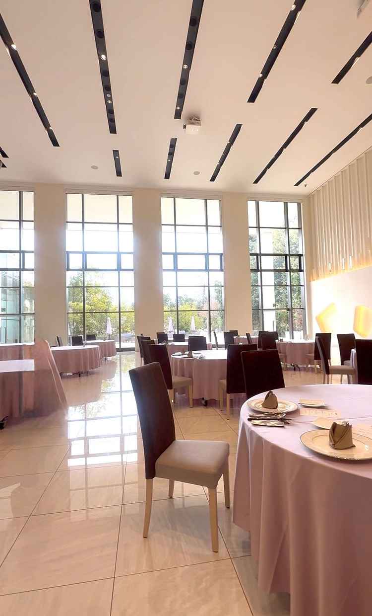 披露宴会場の広い方です。天井が高く、プロジェクションマッピングの演出が素敵でした。