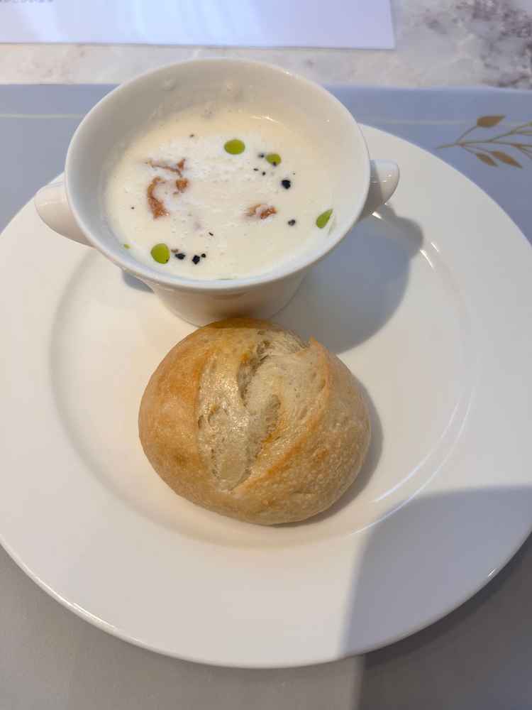 試食のスープと焼きたてパン。どちらもかなりおいしかったです。