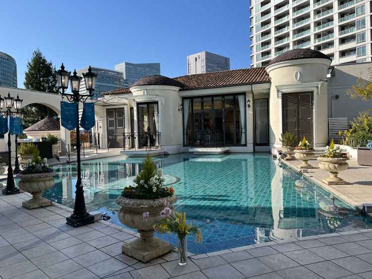 一番大きなプール。ここでもプールを活かした演出ができる。