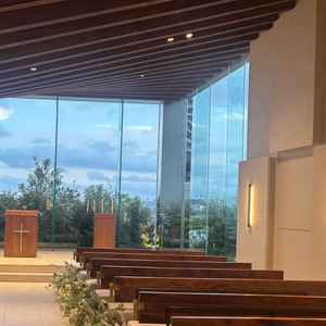 チャペル。ガラス張りで明るい。天井の木のデザインもおしゃれで温かみがある。