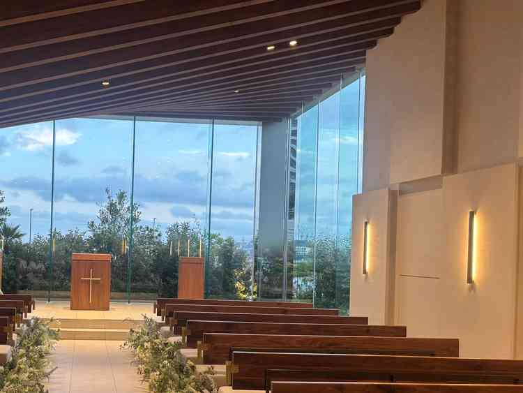 チャペル。ガラス張りで明るい。天井の木のデザインもおしゃれで温かみがある。