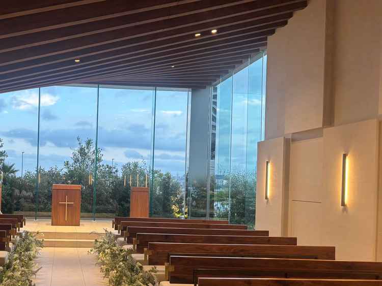 チャペル。ガラス張りで明るい。天井の木のデザインもおしゃれで温かみがある。