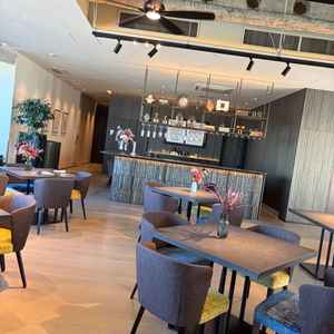 披露宴会場は複数あり、好みや人数に応じて選べるそうです。こちらはシックな印象のお部屋。