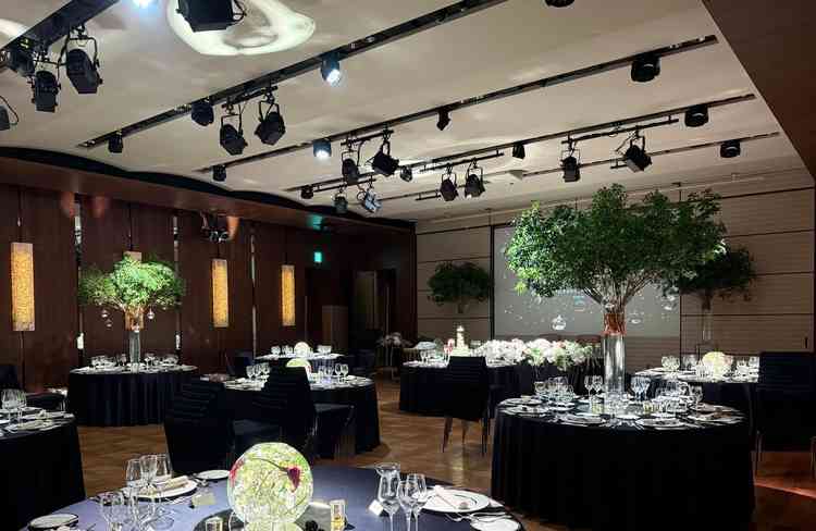 照明がたくさんあり演出の幅が出せるとのことでホテルでは珍しくオリジナルな披露宴ができそうでした！