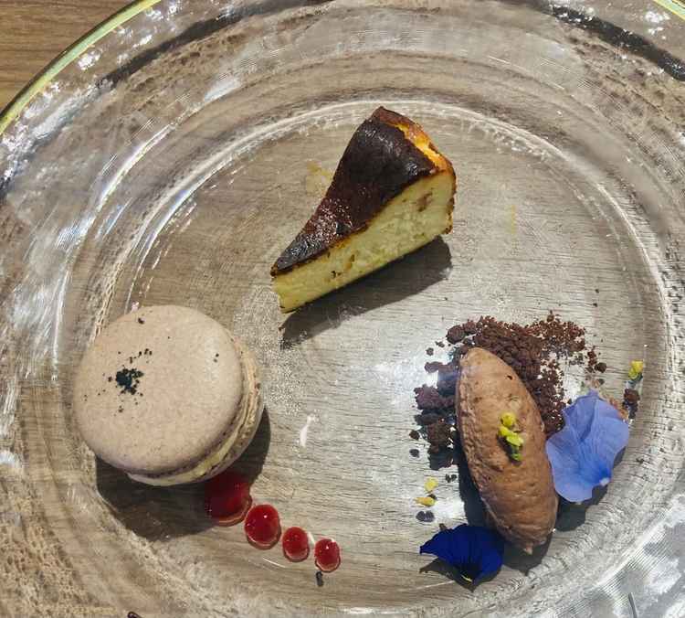 名前入りのデザートを試食させていただきました。チーズケーキ、アーモンドのマカロン、バナナムースです。