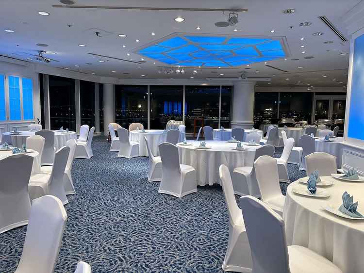 披露宴会場候補です。青と白貴重でとても素敵でした。