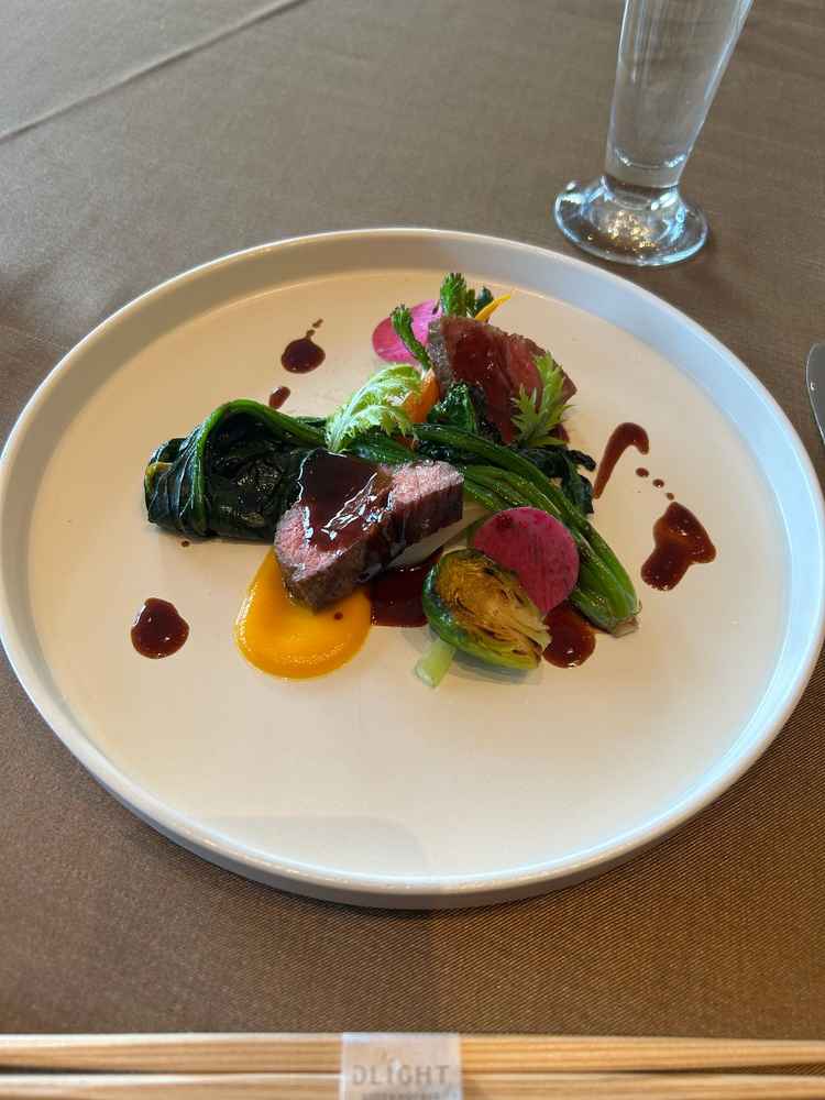 メイン料理はお肉はもちろん美味しいのですが野菜が特に美味しかったです。