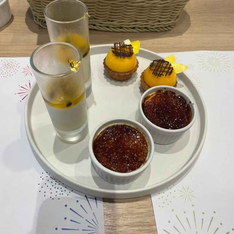 デザート。細長いコップに入っている、夏にぴったりの柑橘系のデザートがおいしかったです。