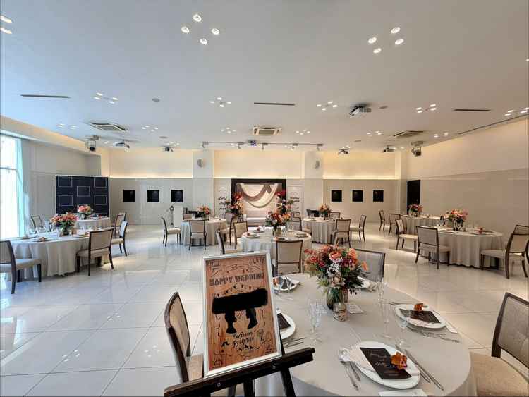 披露宴会場が明るく広いので、希望の人数を呼べるような会場でした。プロジェクターも11機あり良かった。