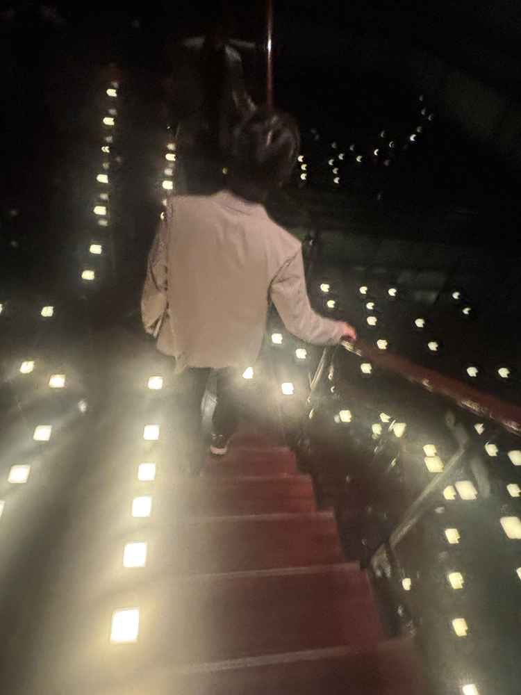 隠し扉の中の螺旋階段は、神秘的で2人だけの特別な時間が流れるようでした。