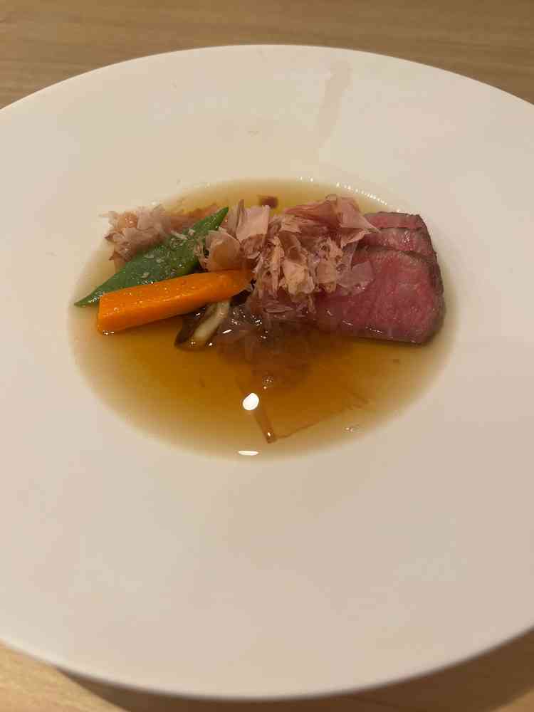 出汁と鰹節をかけて頂くステーキは今まで食べたことの無い味でした。これだけでも是非食べて欲しい