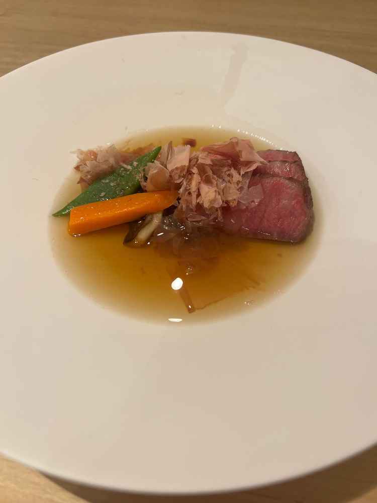 出汁と鰹節をかけて頂くステーキは今まで食べたことの無い味でした。これだけでも是非食べて欲しい