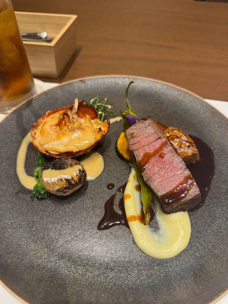 試食会での写真です。和とフレンチのコラボレーションが非常によく、とてもこだわりを感じるお料理でした。