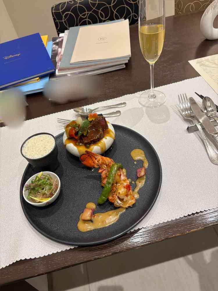 和の方のメニューです。当日に和かフレンチをゲストが選べるというのが本当にすごい。両方美味しいです。