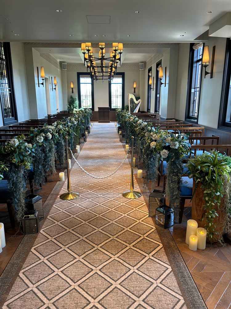 長いバージンロードと緑の落ち着いた雰囲気。椅子の座面はクッションになっています。