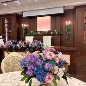 披露宴会場。木目調の床やゴールド色調の椅子など、クラシカルな雰囲気が素敵でした。