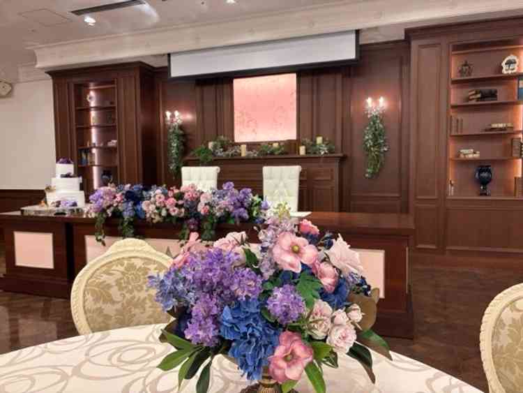 披露宴会場。木目調の床やゴールド色調の椅子など、クラシカルな雰囲気が素敵でした。