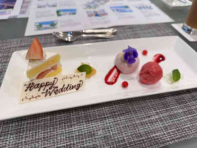 試食のデザート(実際の式でも出しているプレートとのこと)