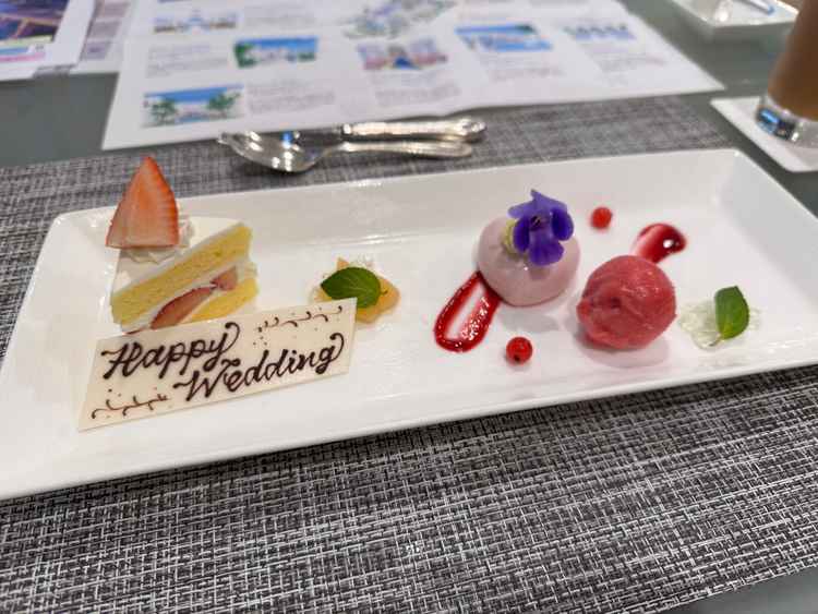 試食のデザート(実際の式でも出しているプレートとのこと)