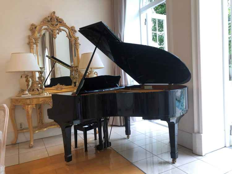 披露宴会場で生演奏可能なピアノ