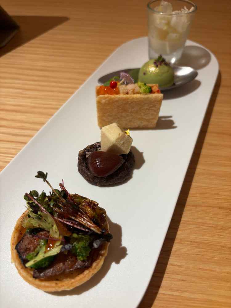 女料理長が一つ一つストーリーを含ませて創作されているそう。芸術性があり他の式場ではあまりない繊細さ。