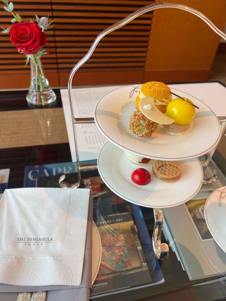 ミニアフタヌーンティーをいただきました。見た目も綺麗で、感動する美味しさでした。