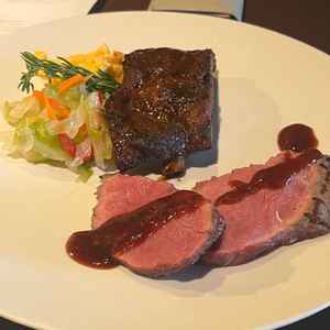 試食で食べたローストビーフとグリルポーク。ローストビーフは目の前でフランベしてくれる。