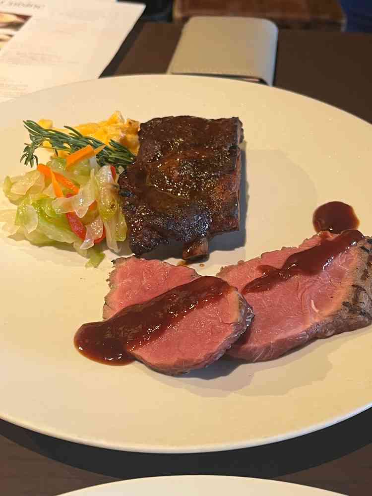 試食で食べたローストビーフとグリルポーク。ローストビーフは目の前でフランベしてくれる。