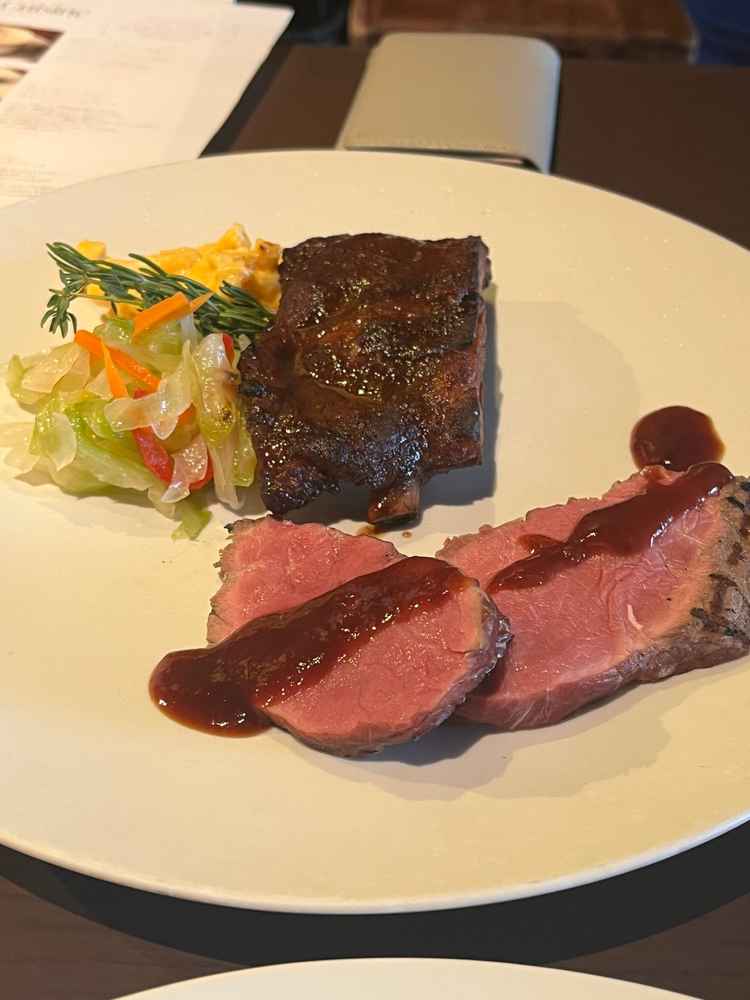 試食で食べたローストビーフとグリルポーク。ローストビーフは目の前でフランベしてくれる。