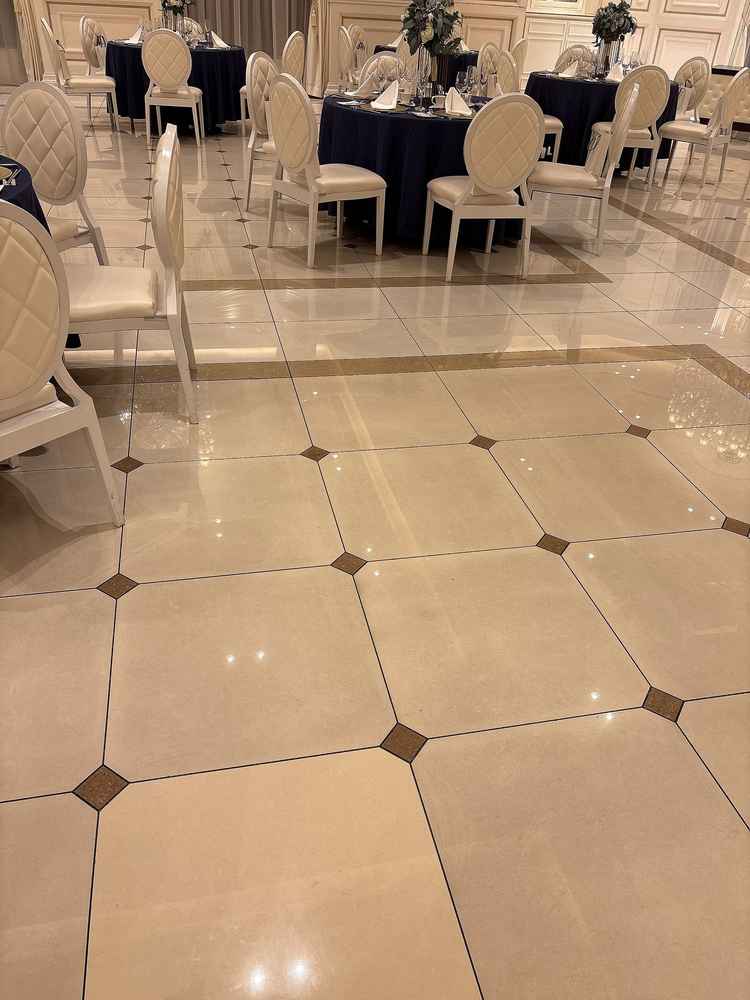 披露宴会場も床が白ベースで綺麗