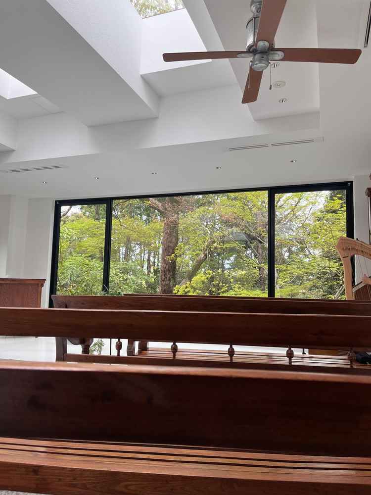 チャペルから見える木々の景色。空の様子が見えないことで天候に関係なく綺麗な景色が見えるのが素敵でした