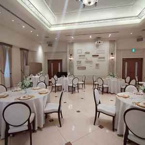 披露宴会場は白を基調とした明るく上品な、素敵な空間でした。