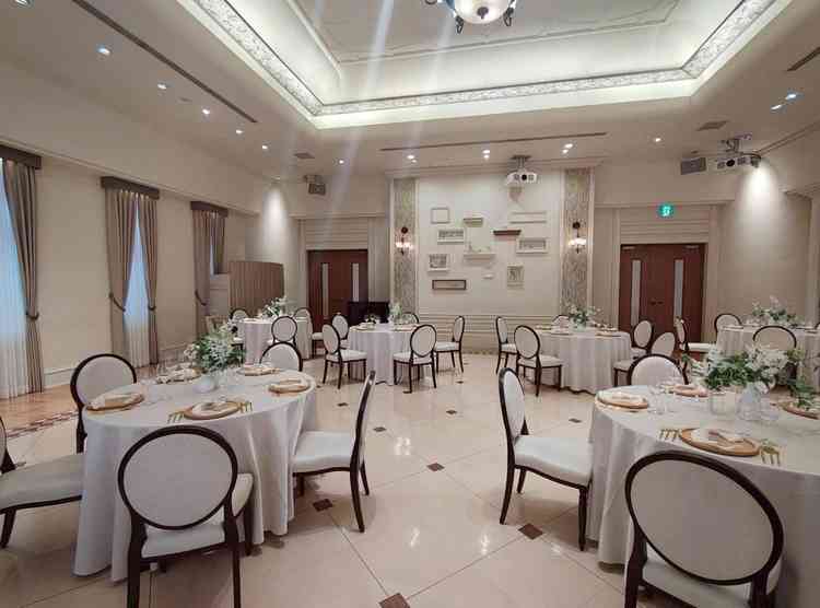 披露宴会場は白を基調とした明るく上品な、素敵な空間でした。