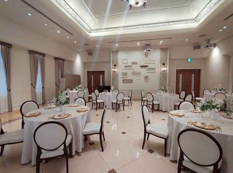 披露宴会場は白を基調とした明るく上品な、素敵な空間でした。