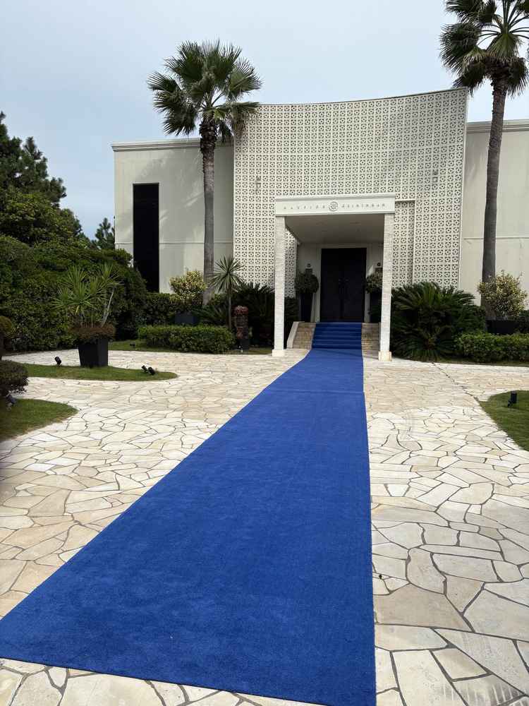 式場入口。広い入口で、集合写真を撮ったりウエルカムパーティーができ素敵な自由空間