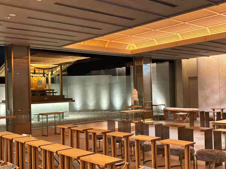 木の温もりと静けさに包まれ、厳かで凛とした雰囲気の中、特別な挙式が叶いそうだと感じました。