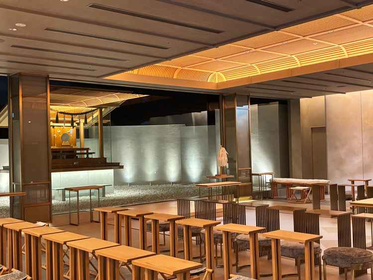 木の温もりと静けさに包まれ、厳かで凛とした雰囲気の中、特別な挙式が叶いそうだと感じました。