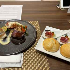 真鯛のポワレの身がふっくらしており、特にオマール海老は身がぷりぷりで最高でした！