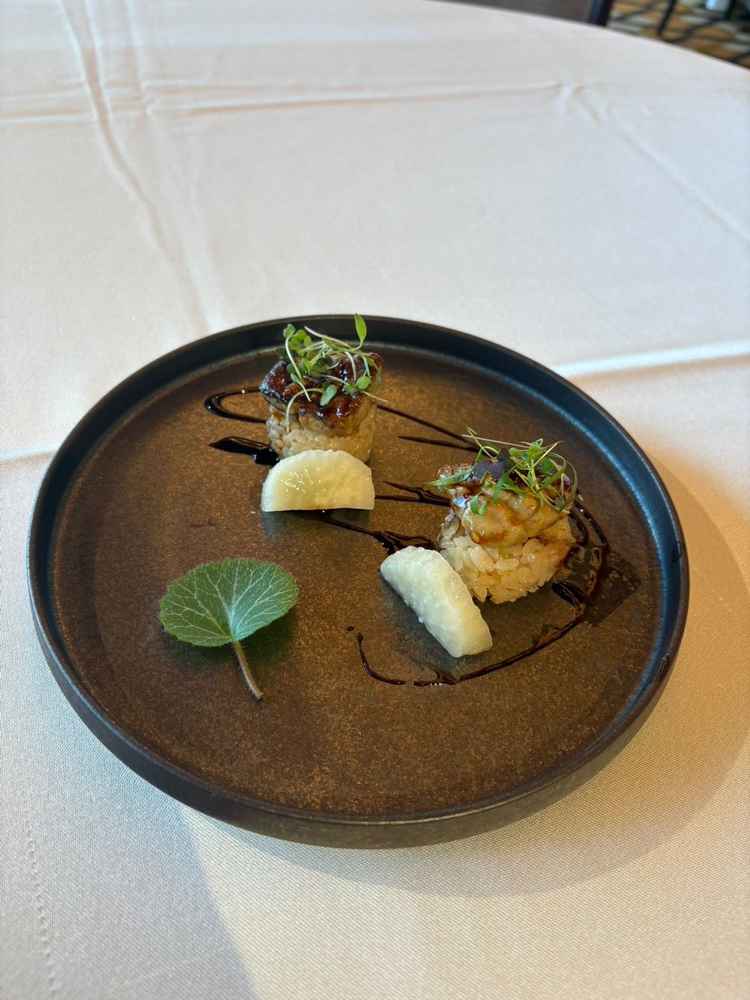 お料理はどれも美味しかった、フォアグラのお寿司は斬新だった。