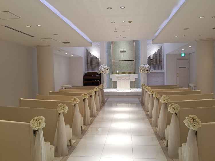 チャペル全体写真。白を基調としていて神聖な雰囲気でした。