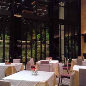 落ち着いた雰囲気のレストラン会場。