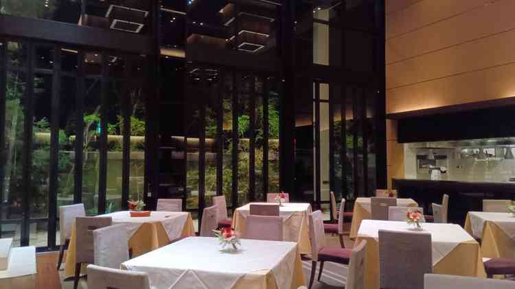 落ち着いた雰囲気のレストラン会場。