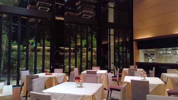 落ち着いた雰囲気のレストラン会場。