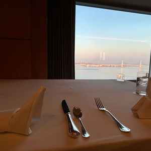 30階、試食会場。カトラリーも綺麗に並べられており、所作からサービスレベルの高さを感じました。