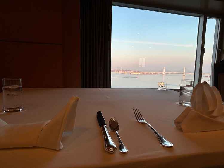 30階、試食会場。カトラリーも綺麗に並べられており、所作からサービスレベルの高さを感じました。